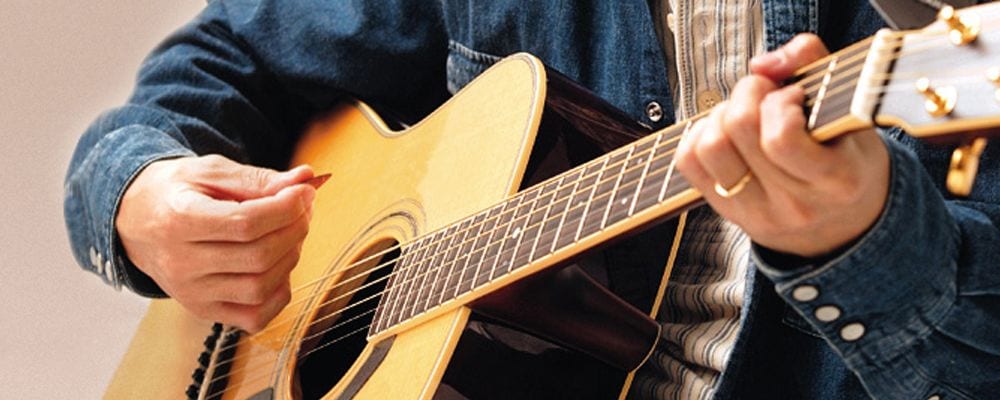 The Structure of the Acoustic Guitar：Six strings, each with a higher pitch  - Musical Instrument Guide - Yamaha Corporation
